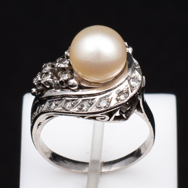 Anel em platina com pérola, cravejado com dezessete diamantes. Aro 13. Peso 6,2 gr. (Por medida de segurança esse lote não se encontra em nossa loja).