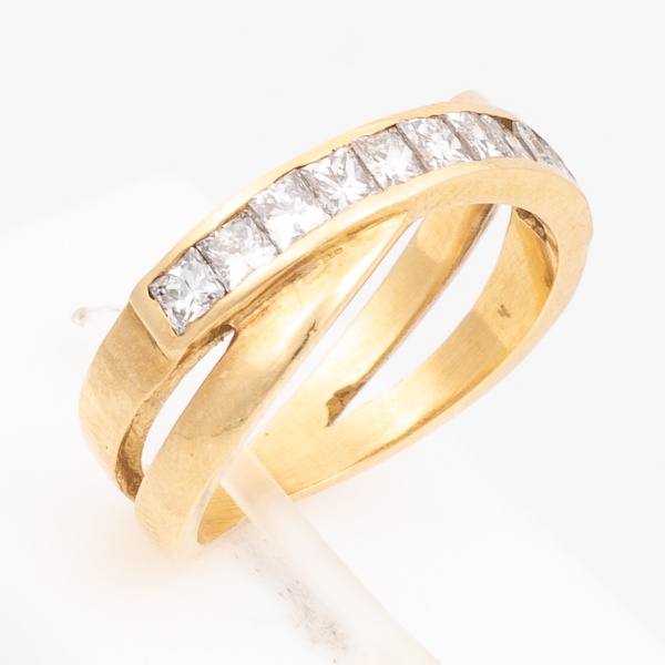 Anel duplo, entrelaçado, em ouro amarelo, 18 K, cravejado com dez brilhantes lapidação Princess, de aprocimadamente 6 pontos cada. Aro 15. Peso 4,5 gr. (Por medida de segurança esse lote não se encont