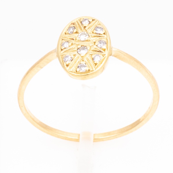 Anel em ouro marelo, 18 K, cravejado com dez diamantes. Aro 15,5. Peso 1,1 gr. (Por medida de segurança esse lote não sev encontra em nossa loja).