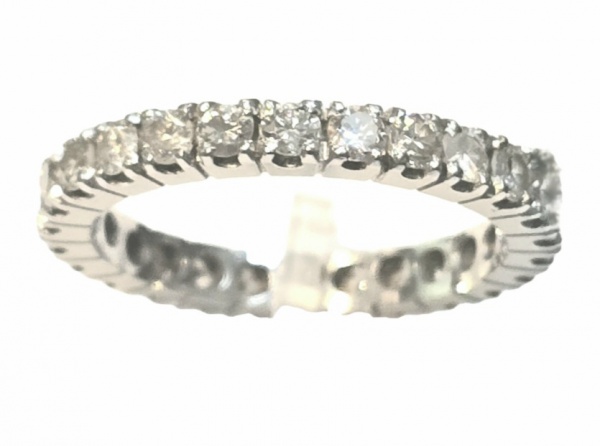 Aliança de platina com 26 brilhantes de aproximadamente 6 pontos cada. Cor k/L - VS2/SI. Aro 18. Peso 4 gr.