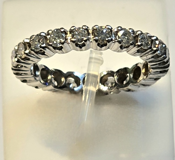 Aliança em platina cravejada com vinte e um brilhantes, totalizando aproximadamente 1 ct. Aro 14,5. Peso 4,3 gr. (Por motivo de segurança esse lote não se encontra em nossa loja).