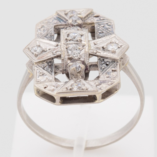 ART DECO - Anel em platina, cravejado de diamantes. Aro 16,5. Peso 5,2 gr. (Por medida de segurança esse lote não se encontra em nossa loja).