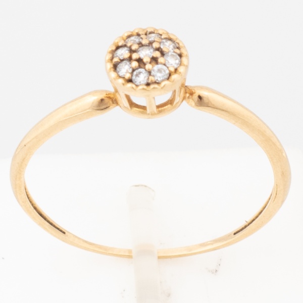 Anel flor em ouro amarelo 18 K, cravejado com nove brilhantes de aproximadamente 0,7 pontos cada. Aro 19. Peso 1,2 gr. (Por medida de segurança esse lote não se encontra em nossa loja).