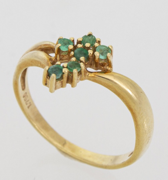 Anel em ouro amarelo,contrastado 750k, cravejado com seis esmeraldas. Aro 18,5. Peso 2,7 gr.