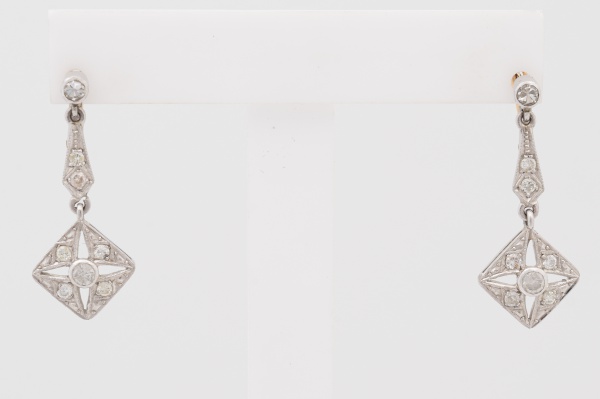 ART DECO - Par de elegantes brincos pendentes em platina e ouro amarelo, 18k, cravejado com diamantes. Med. 3,2 cm. Peso 6,5 gr. (Por medida de segurança esse lote não se encontra em nossa loja).