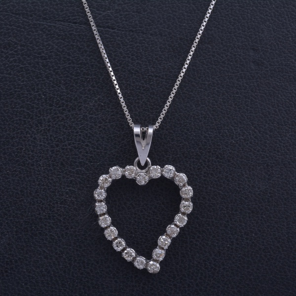Cordão de ouro branco 18 k (750) com pingente em forma de coração cravejado de brilhantes. Peso 3,0 g. Comprimento do cordão 44 cm. Medida do pingente 2,4 x 1,6 cm.