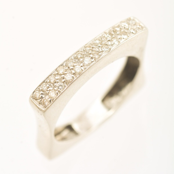 Anel de ouro branco 18 k, com duas carreiras de 24 brilhantes. Peso 3,8 g. Aro 17