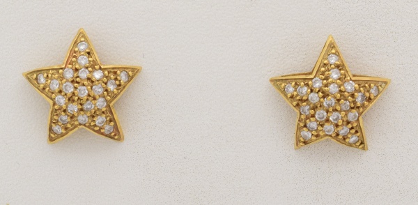 Par de brincos "estrela" em ouro amarelo, contrastado 750 k, cravejado de diamantes. Med. 1,5 cm. Peso 3,1 gr. (Por medida de segurança esse lote não se encontra em nossa loja).