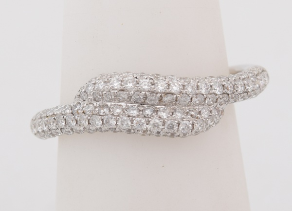 Anel em ouro branco contrastado, 750 k, cravejado com cento e seis brilhantes, totalizando aproximadamente 1 ct. Cor J/K - VS2. Aro 18. Peso 3,3 gr. (Por medida de segurança esse lote não se encontra