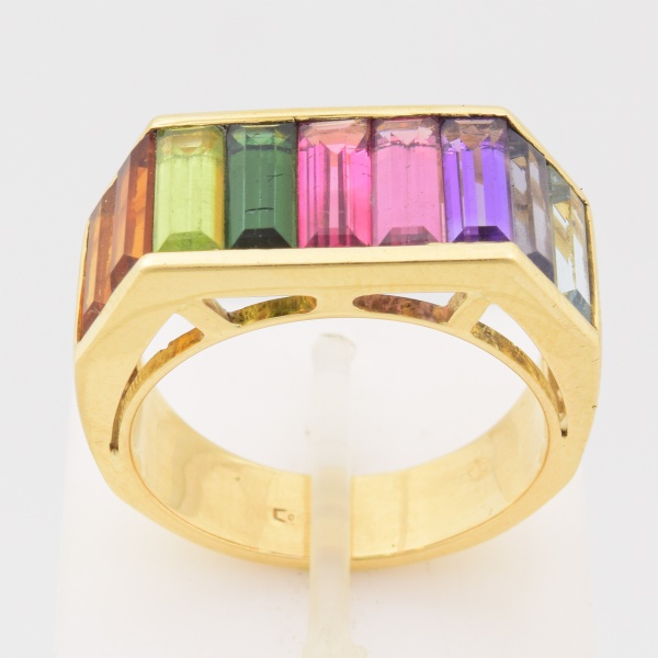 H.STERN - Anel em ouro amarelo, contraste 750 k e da joalheria, cravejado de pedras brasileiras em lapidação baguete. Aro 19. Peso 9,6 gr. (Por medida de segurança esse lote não se encontra em nossa l