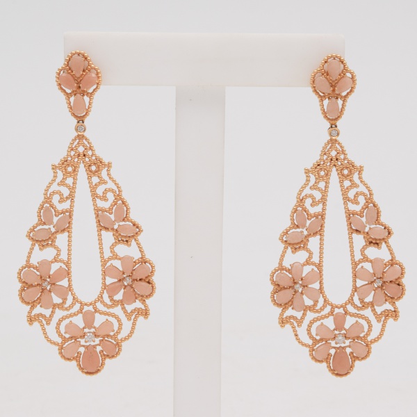 CARLA AMORIM - Par de brincos em ouro amarelo 750 k com gotas de quartzo rosa e oito brilhantes. Marcas da designer nas tarrachas. Med. 8 x 3,5 cm. Peso 26,1 gr. (Por medida de segurança esse lote não