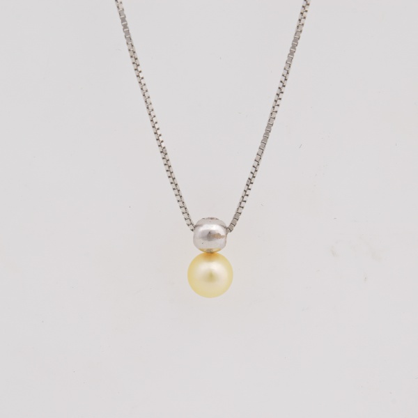 H STERN - Cordão e pingente em ouro branco, contraste 750 e da joalheria, com pérola South Sea e diamantes. Med do cordão aberto 44 cm. Pingente 1,2 cm. Peso 4,9 gr. (Por medida de segurança esse lote