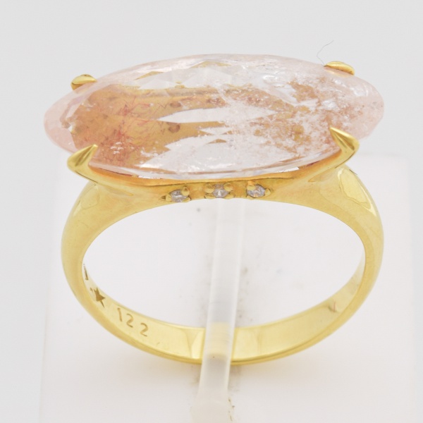 H STERN - Anel em ouro amarelo, contraste 750 k e da joalheria, com navete de quartzo rosa. Aro 15,5. Peso 5 gr. (Por medida de segurança esse lote não se encontra em nossa loja).