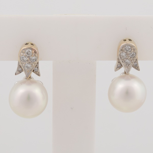 Par de brincos em ouro branco, 18 k com doze diamantes e pérolas. Med. 2 cm. Peso 6,3 gr.
