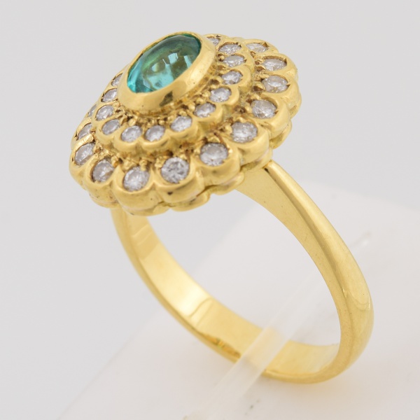 Anel em ouro amarelo, 18 k, cravejado com trinta e dois brilhantes e apatita central. Aro 16,5. Peso 6,9 gr. (Por medida de segurança esse lote não se encontra em nossa loja).