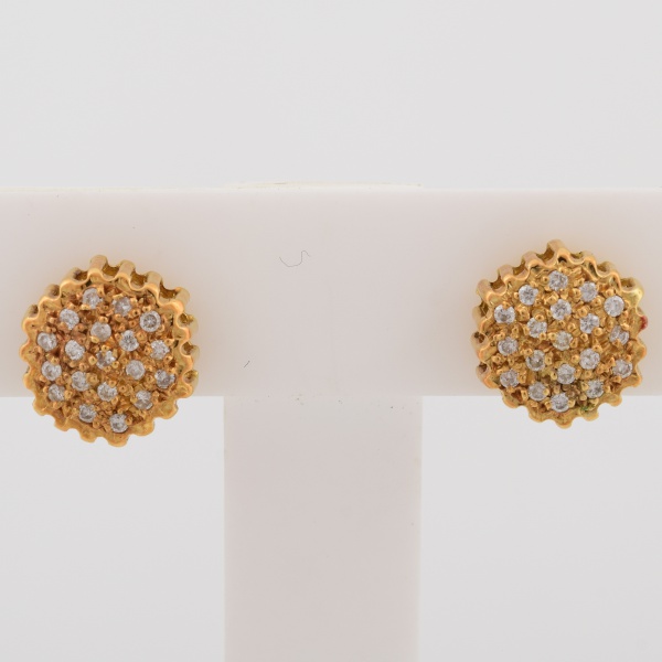 Par de brincos em ouro amarelo, contrastado 750k, cravejado de diamantes. Med. 1 cm diâm. Peso 4,2 gr. (Por medida de segurança esse lote não se encontra em nossa loja).