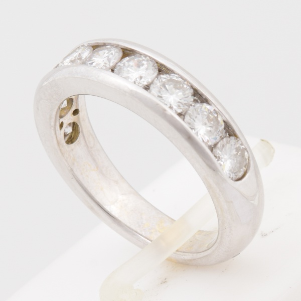 Meia aliança em ouro branco, 18 k, cravejada de nove brilhantes de aproximadamente 1,5 cts. Cor G/H VSI. Aro 14,5. Peso 6,7 gr. (Por medida de segurança esse lote não se encontra em nossa loja).