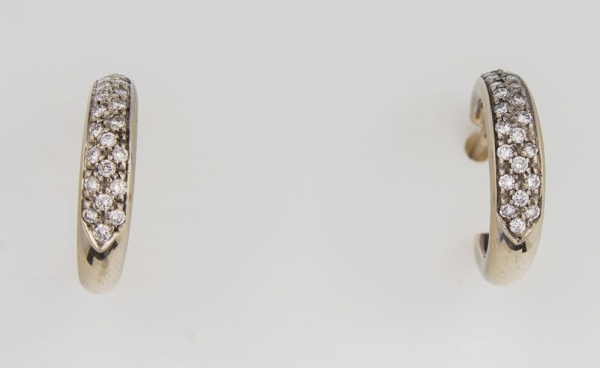 Par de delicados brincos argola em ouro branco, contrastado 750 k, cravejado com vinte e seis brilhantes de 0,5 a 1 pt cada aproximadamente. Peso 4,8 gr. (Por medida de segurança esse lote não se enco