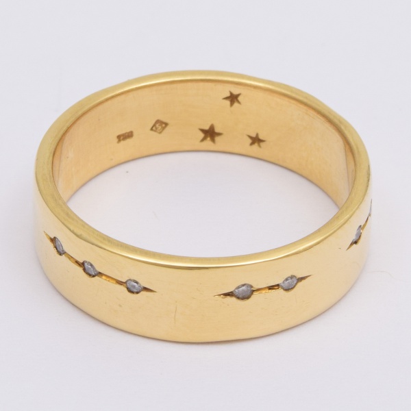 H STERN - Coleção Code. Anel em ouro amarelo, contraste 750 k e da joalheria, cravejado de quinze brilhantes. Aro 18. Peso 6,6 gr. (Por medida de segurança esse lote não se encontra em nossa loja).