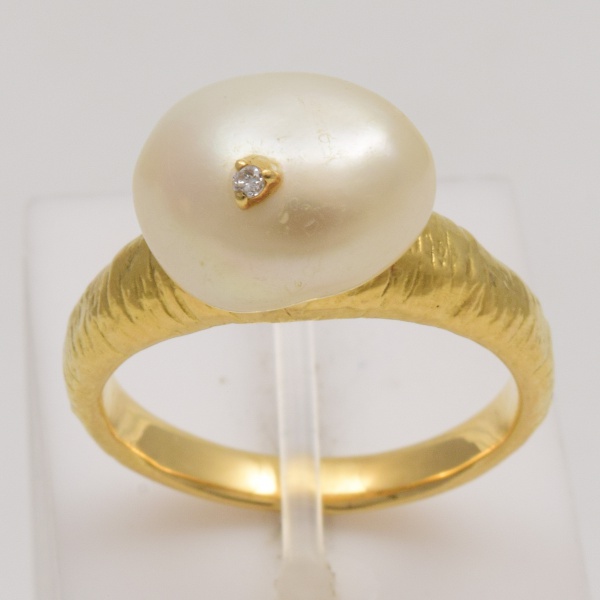 H STERN - Anel em ouro amarelo, contraste 750 k e da joalheria, cravejado com brilhante e com perola barroca. Aro 17,5. Peso 8,8 gr. (Por medida de segurança esse lote não se encontra em nossa loja).
