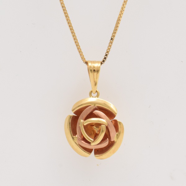 Vivara - Cordão e pingente "flor", em ouro amarelo, contraste 750 k e da joalheria. Medida do cordão aberto 39 cm. Pingente 2,3 x 1,5 cm. Peso 4,6 gr. (Por medida de segurança esse lote não se encontr