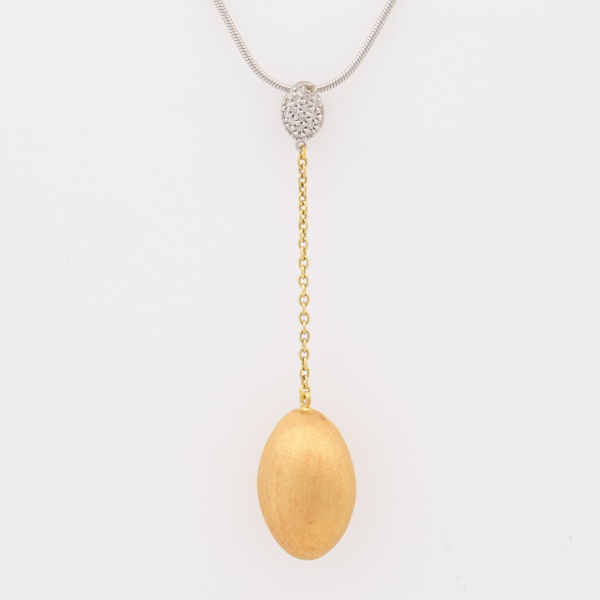 VIVARA - Gargantilha com pingente em ouro branco e amarelo, contraste 750 k e da joalheria. Pingente cravejado de diamantes. Med. aberta 40 cm. Pingente 2 x 1,3 cm. Peso 9 gr. (Por medida de segurança