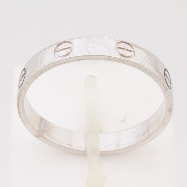 CARTIER - Aliança em ouro branco, contraste 750 k e da joalheria. Med. 62 cm. Aro 24. Peso 3,9 gr. (Por medida de segurança esse lote não se encontra em nossa loja).