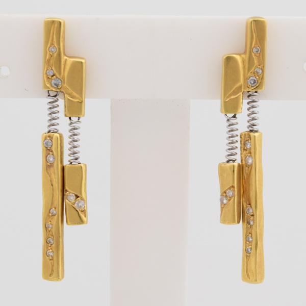 H.STERN - Par de brincos em ouro amarelo, contraste 750 k e da joalheria com vinte e dois diamantes. Med. 3,9 cm. Peso 7,4 gr. (Por medida de segurança esse lote não se encontra em nossa loja).
