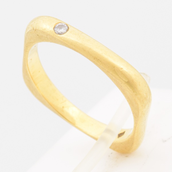 H.STERN - Aliança quadrada em ouro amarelo, contraste 750 k e da joalheria cravejada de brilhante de aproximadamente 2 pts. Aro 17. Peso 4,4 gr. (Por medida de segurança esse lote não se encontra em n