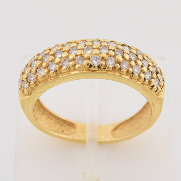 Anel em ouro amarelo, contrastado 750k, cravejado com trinta e quatro brilhantes de 2,5 pts cada. Aro 14. Peso 4,3 gr. (Por medida de segurança esse lote não se encontra em nossa loja).