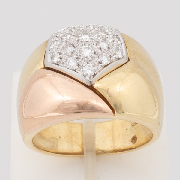 H.STERN - Anel em ouro amarelo, contraste 750 k e da joalheria, cravejado com dezoito brilhantes de aproximadamente 2 pontos cada. Aro 18. Peso 14,3 gr. (Por medida de segurança esse lote não se encon