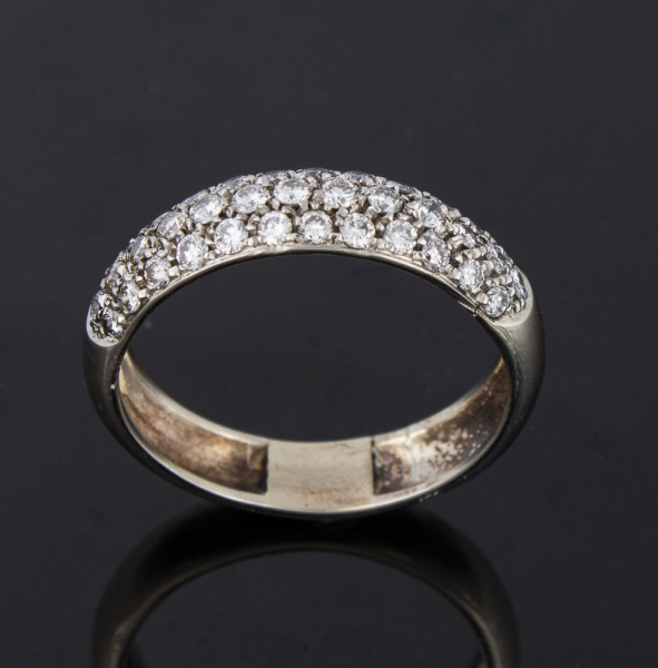 Anel em ouro branco 18 k, cravejado com trinta e seis brilhantes de aproximadamente 1,5 a 3 pts. Aro 21,5. Peso 4,6 gr. (Por medida de segurança esse lote não se encontra em nossa loja).
