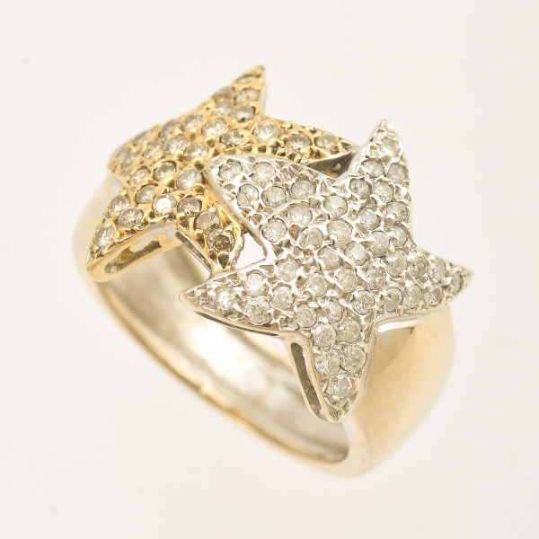Anel de ouro amarelo e branco 18 k, formando duas estrelas cravejadas de brilhantes. Peso 5,6 g. Aro 17