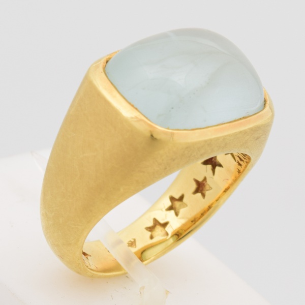 H.STERN - Coleção Justine - Anel em ouro amarelo, contraste 750 k e da joalheria. Cabochon de quartzo e brilhante na lateral. Aro 16. Peso 11,2 gr. (Por medida de segurança esse lote não se encontra e