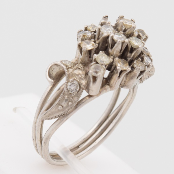 ART DECO - Anel estilo chuveiro em platina cravejado com dezessete diamantes de 1 a 2 pontos. Aro 11. Peso 5,4 gr. (Por medida de segurança esse lote não se encontra em nossa loja).