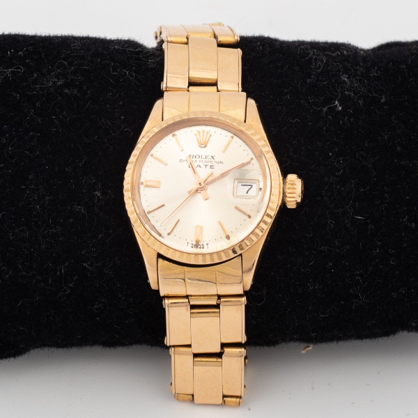 ROLEX LADY - Relógio suíço de pulso, Caixa (24 mm) e pulseira em ouro amarelo contrastado 750 K. Visor acrílico, mostrador dourado com calendario. Movimento automático. Ótimo estado, funcionando perfe