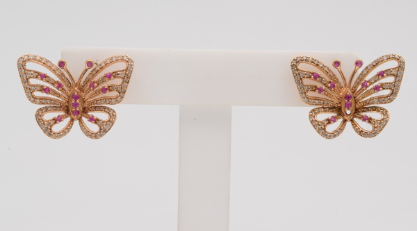 Par de brincos em ouro amarelo, 18 k, em forma de borboleta, cravejado de diamantes e rubis. Med 2 x 2,5 cm. Peso 7,2 gr. (Por medida de segurança esse lote não se encontra em nossa loja).
