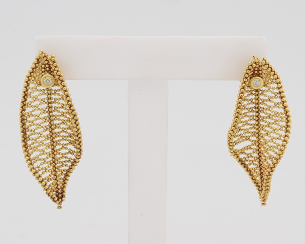 H STERN - Par de brincos maleáveis em forma de folha em ouro amarelo contrastado , 18 k e da joalheria com dois diamantes. Med 5 x 2,2 cm. Peso 11,2 gr. (Por medida de segurança esse lota não se encon