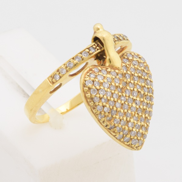 Anel em ouro amarelo com coração cravejado de diamantes. Aro 15. Peso 7,2 gr. (Por medida de segurança esse lote não se encotra em nossa loja).