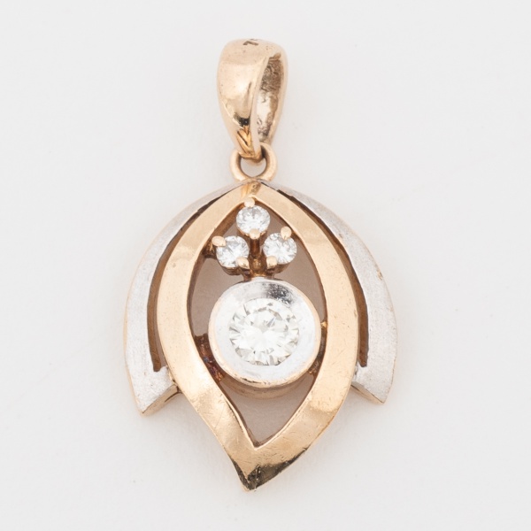 Pingente em ouro branco e ouro amarelo, 18 k, com três brilhantes de aproximadamente 1 ponto cada e um de aproximadamente 25 pontos. Cor K-VS2. Med. 2,6 x 1,5 cm. Peso 4,2 gr. (Por medida de seguraça