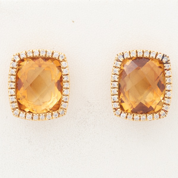 Par de brincos em ouro amarelo, 18 k com topázio rodeado de diamantes. Med 1,4 x 1,2 cm. Peso 5,9 gr. (Por medida de segurança esse lote não se encontra em nossa loja).