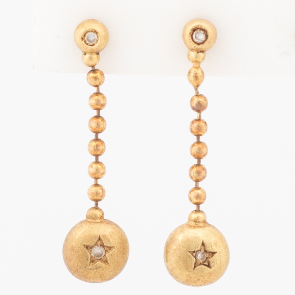 H.STERN - Par de brincos em ouro amarelo, contraste 750 K e da joalheria, com quatro pequenos diamantes. Med 2 cm. Peso 3,5 gr. (Por medida de segurança esse lote não se encontra em nossa loja).