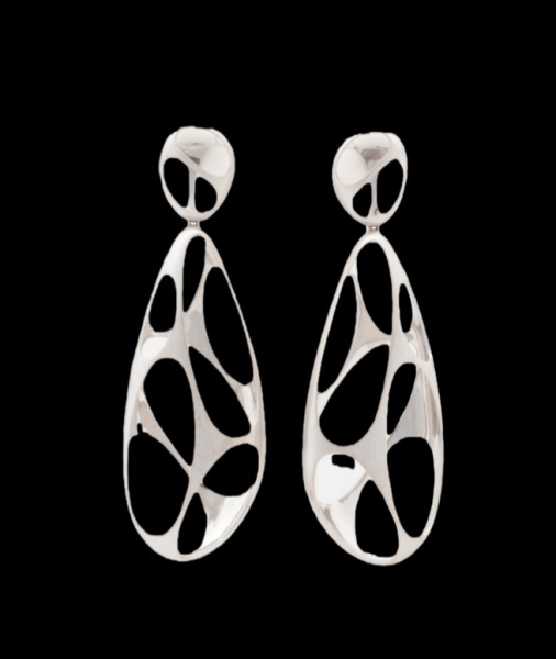 ANTONIO BERNARDO - Par de brincos em ouro branco contraste 750 k e do designer. Med. 6,5 x 2,2 cm. Peso 17,9 gr. (Por medida de segurança esse lote não se encontra em nossa loja).