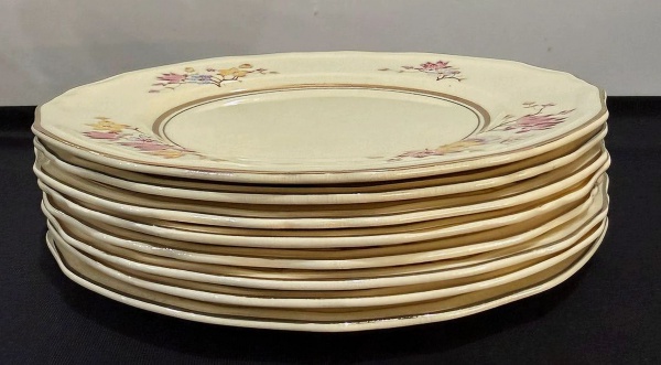 Joias . Delicado conjunto composto por 08 pratos em porcelana inglesa da tradicional ...