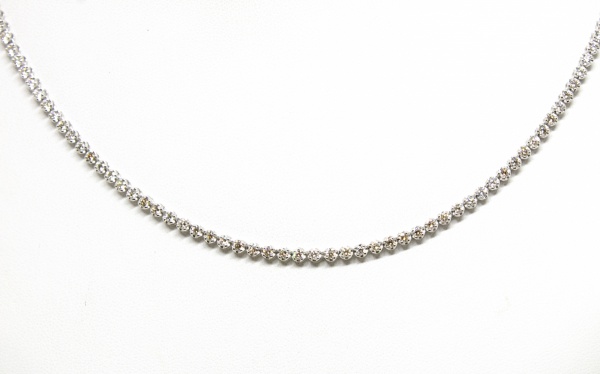 Joias . COLAR EM OURO BRANCO 18K COM PINGENTE CRUZ DE DIAMANTES foto 4