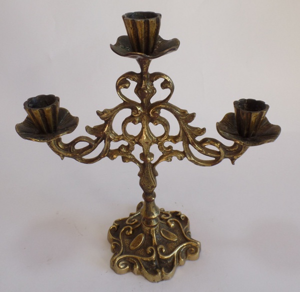 Joias . Antigo Candelabro Para Três Velas - Em Bronze - Medidas 24 x 22 cm