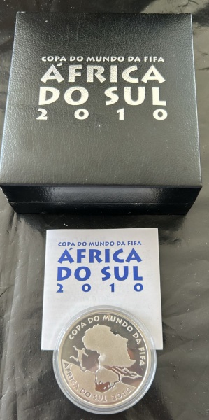 Joias . Moeda oficial com caixa do Banco central da copa da África de 2010