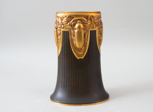 Christofle - Vaso preto com montura em metal dourado, ricamente ornamentado com motivos florais e escaravelho em relevo, marca Christofle, medindo 23 cm de altura, peça decorativa de elegante acabamen