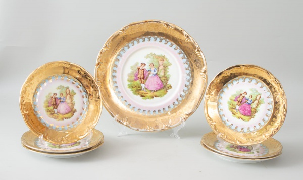Conjunto de sete pratos em fina porcelana branca vitrificada, manufatura DP 541 (Pedreira, São Paulo), datados entre as décadas de 1940 e 1960, sendo um prato grande e seis pratos para bolo. Decorados