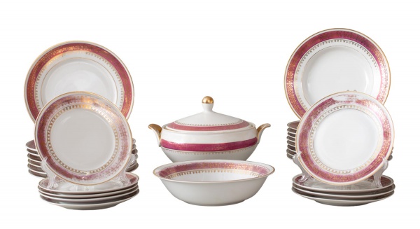 Conjunto de porcelana Mauá decorada em tons de vinho e dourado composto por 1 saladeira; 1 sopeira; 9 pratos para sobremesa; 9 pratos fundos; 7 pratos rasos; peças com marcas do tempo, desgastes e pos